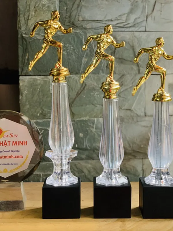 Cúp Nhựa Gắn Người Chạy Bộ (2)