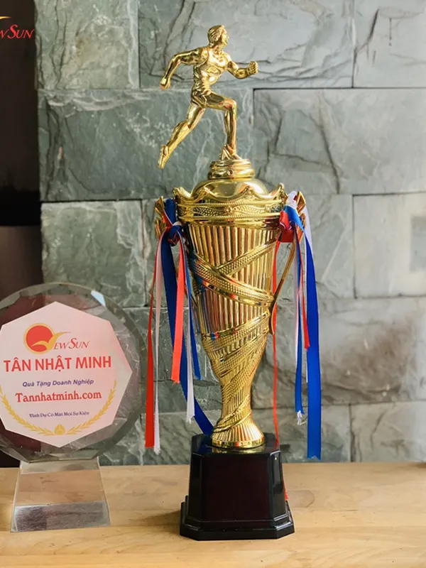 Cúp Nhựa Gắn Người Chạy Bộ