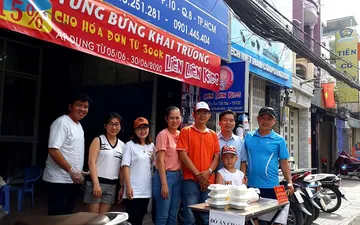 Câu lạc bộ từ thiện Hoa Sen Sài Gòn phát thức ăn miễn phí quận 8