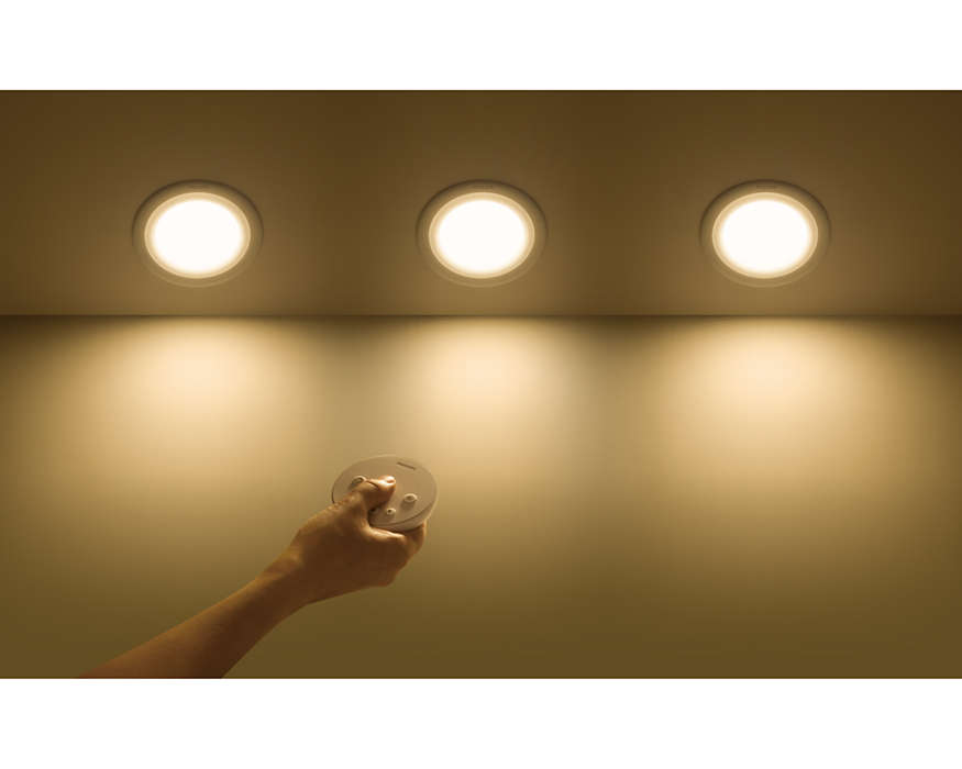 Dễ dàng điều khiển bằng remote từ xa của đèn led âm trần Smalu Dễ dàng điều khiển bằng remote từ xa của đèn led âm trần Smalu