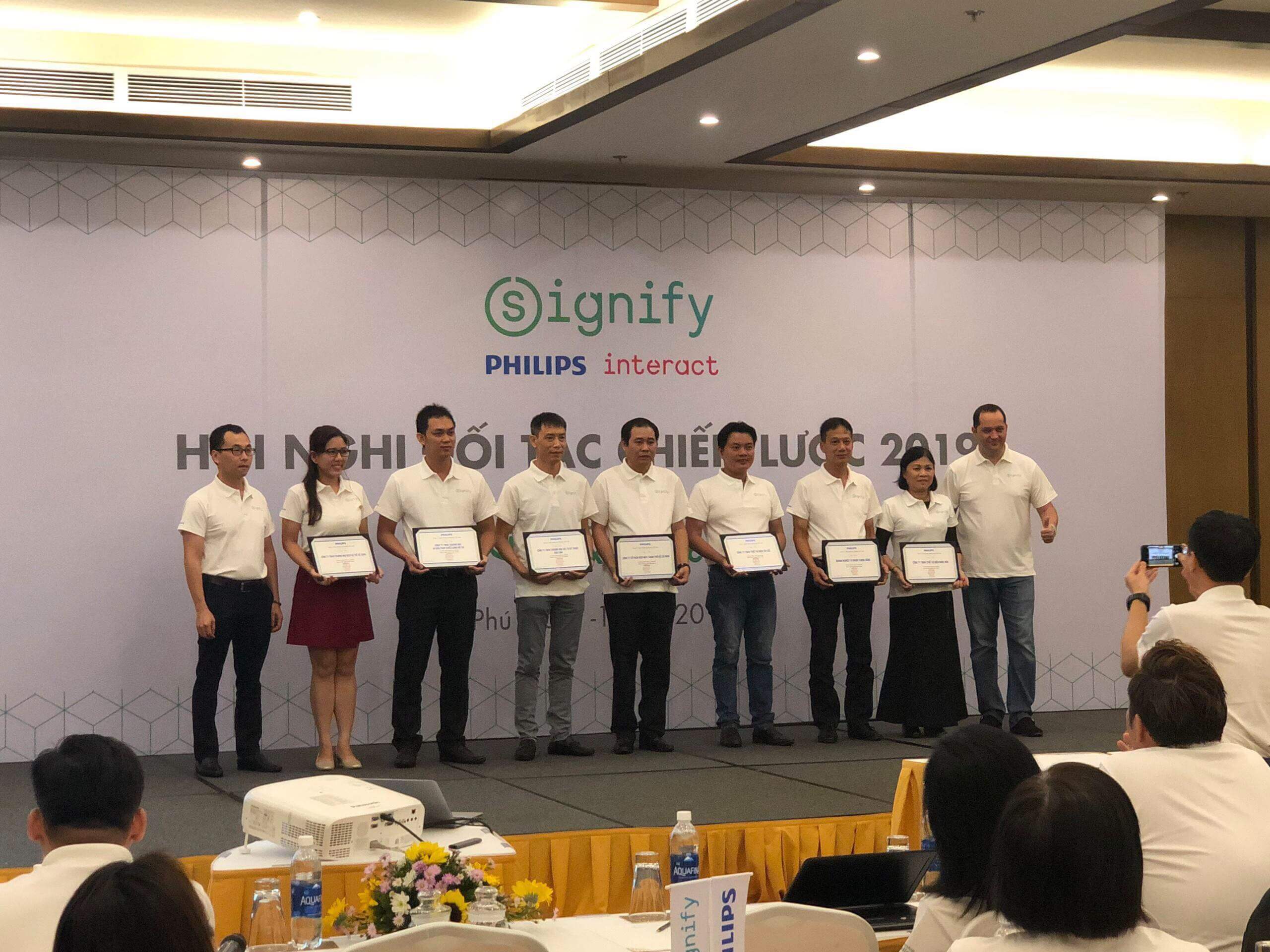 Công ty The Citylight nhận Giấy chứng nhận nhà phân phối đèn Philips Công ty The Citylight nhận Giấy chứng nhận nhà phân phối đèn Philips