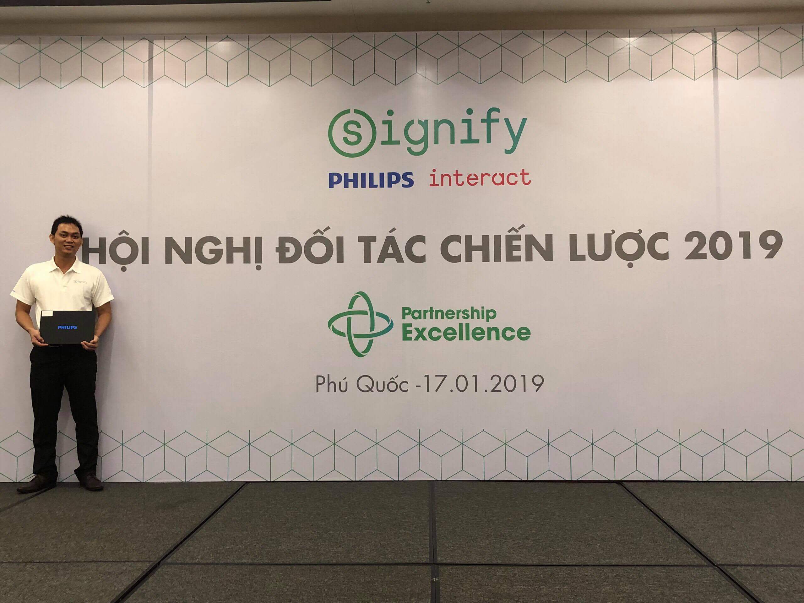 Đại diện Công ty The Citylight nhận giấy chứng nhận nhà phân phối đèn Philips chính hãng được ủy quyền chính thức của hãng Philips Đại diện Công ty The Citylight nhận giấy chứng nhận nhà phân phối đèn Philips chính hãng được ủy quyền chính thức của hãng Philips