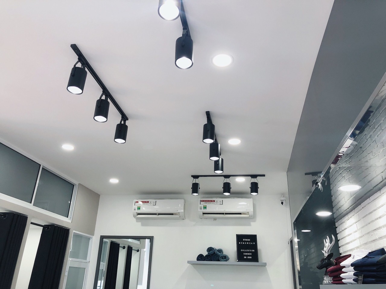 Đèn thanh ray The CityLight LED Tracklight chiếu sáng phòng trưng bày shop CST03X Đèn thanh ray The CityLight LED Tracklight chiếu sáng phòng trưng bày shop CST03X