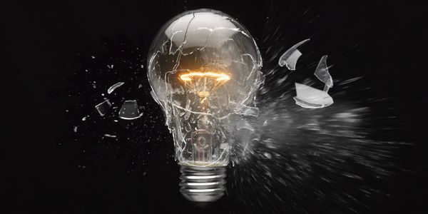 Bóng đèn thông thường sẽ bóc cháy do không sử dụng đèn chông cháy ở những khu vực nguyên hiểm Bóng đèn thông thường sẽ bóc cháy do không sử dụng đèn chông cháy ở những khu vực nguyên hiểm