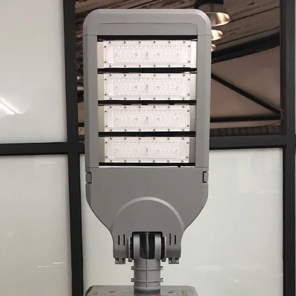 ? Đón chào kỷ nguyên chiếu sáng thông minh với Đèn đường Led Streetlight CITILIGHT 4 MODUL-DRIVER PHILIPS CTL314P 220W. Khám phá ngay tương lai rực rỡ của đô thị! ✨