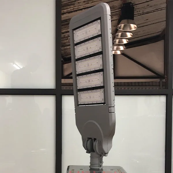 ? Nâng tầm không gian đô thị: Khám phá Đèn đường Led Streetlight CITILIGHT 5 MODUL-DRIVER PHILIPS CTL315P 250W – Ánh sáng chuẩn mực cho tương lai. Xem ngay!