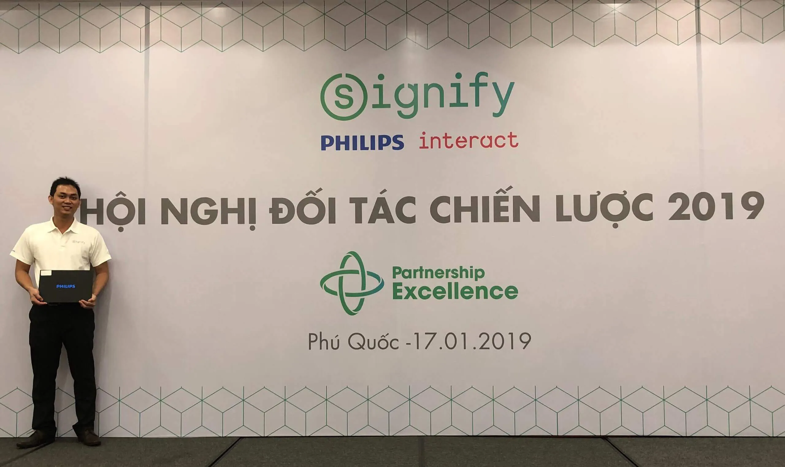 Nhận giấy chứng nhận nhà phân phối chính thức đèn philips trong hội nghị đối tác chiến lược 2019