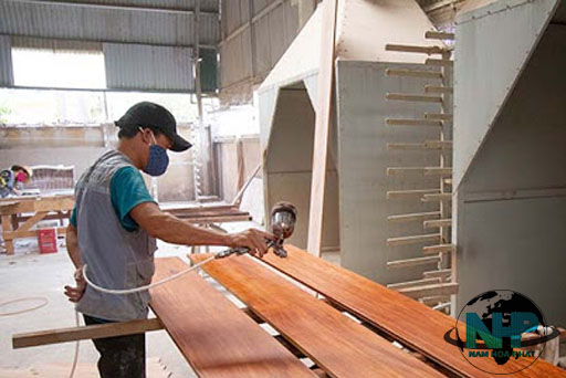 Phun sơn PU bằng súng phun sơn Anest Iwata W71 Phun sơn PU bằng súng phun sơn Anest Iwata W71