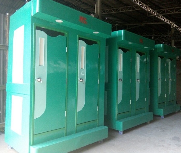 dãy nhà vệ sinh di động màu xanh ngọc chuẩn bị giao khách