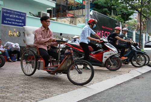 anh-vu-thinh-tim-nhung-doan-via-he-co-loi-len-xuong-de-dieu-khien-xe-lan Anh Vũ Thịnh tìm những đoạn vỉa hè có lối lên xuống để điều khiển xe lăn