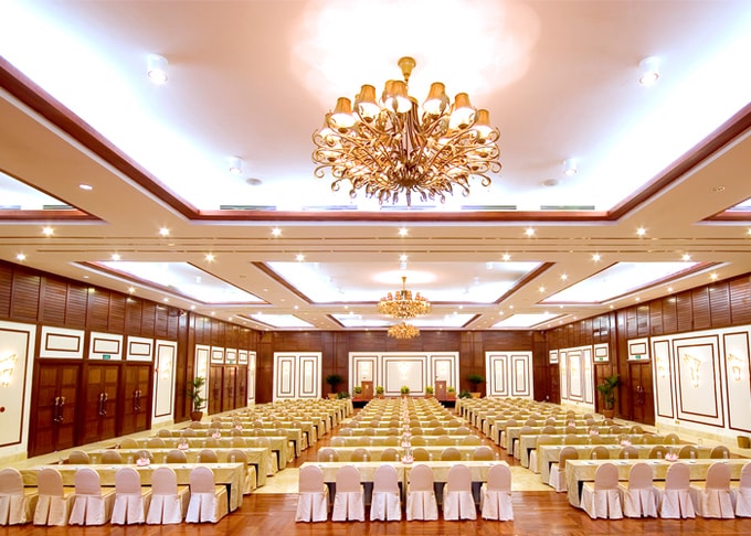 day-cung-la-noi-to-chuc-cac-cuoc-hop-quan-trong Đây cũng là nơi tổ chức các cuộc họp quan trọng, trong đó phòng lớn nhất có sức chưá 800 người dự họp hoặc 600 người dự tiệc. Ngoài ra, ba phòng họp nhỏ khác có thể tổ chức sự kiện cho 50 - 450 người, tùy quy mô