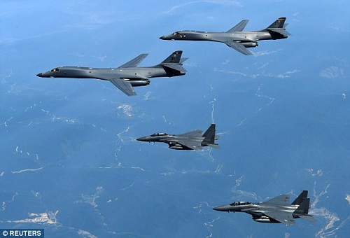 hai-may-bay-nem-bom-b-1b-cua-my-dien-tap-cung-may-bay-f-15-cua-han-quoc-hoi-thang-6-2017 Hai máy bay ném bom B-1B của Mỹ diễn tập cùng máy bay F-15 của Hàn Quốc hồi tháng 6/2017