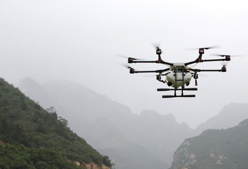 mot-chiec-may-bay-khong-nguoi-lai-dang-bay-trong-buoi-huan-luyen-tai-truong-huan-luyen-drone-ltfy-o-ngoai-o-thu-do-bac-kinh Một chiếc máy bay không người lái đang bay trong buổi huấn luyện tại trường huấn luyện drone LTFY ở ngoại ô thủ đô Bắc Kinh