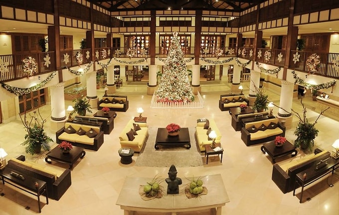 noi-that-khu-resort-co-tong-tram-voi-cac-vat-lieu-trang-tri-chu-yeu-la-go-tu-nhien-gach-nung-gom-thanh-ha Nội thất khu resort có tông trầm với các vật liệu trang trí chủ yếu là gỗ tự nhiên, gạch nung, gốm Thanh Hà. Khu sảnh rộng rãi là nơi tiếp đón khách, được trang trí theo chủ đề và các ngày lễ trong năm