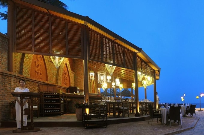 tai-day-co-3-nha-hang-chinh-gom-nha-hang-chuyen-mon-an-viet-va-quoc-te-nha-hang-chuyen-cac-mon-italy-va-nha-hang-chuyen-cac-mon-bit-tet-va-nuong Tại đây có 3 nhà hàng chính gồm nhà hàng chuyên món ăn Việt và quốc tế phục vụ khoảng 200 người, nhà hàng chuyên các món Italy phục vụ 60 người và nhà hàng chuyên các món bít tết và nướng, phục vụ 70 người