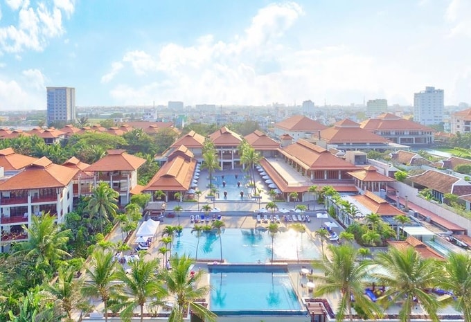 trung-tam-hoi-nghi-va-trien-lam-quoc-te-nam-o-phia-nam-khu-resort-5-sao-dau-tien-cua-da-nang-cach-bien-chi-400-m Trung tâm hội nghị và triển lãm quốc tế nằm ở phía nam khu resort 5 sao đầu tiên của Đà Nẵng, cách biển chỉ 400 m. Trong đó khu resort có 198 phòng, được thiết kế theo phong cách đặc trưng văn hóa các dân tộc Việt Nam, đặc biệt là nét kiến trúc Chămpa, hòa trộn nét kiến trúc Pháp