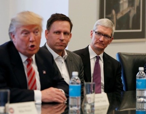 apple-age Peter Thiel (giữa) cùng với CEO Tim Cook của Apple (phải) trong buổi gặp mặt của tân Tổng thống Mỹ Donald Trump với các lãnh đạo công nghệ