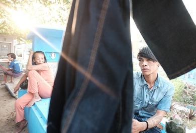 ban-dau-toi-cung-cac-con-o-tro-gan-nghia-trang "Ban đầu, tôi cùng các con ở trọ gần nghĩa trang. Nhưng giá trọ quá đắt mà cuộc sống ngày càng bấp bênh nên về sau tôi với các con dựng lều trong nghĩa trang luôn. Đây là căn thứ hai, còn căn đầu tiên khi trước nằm ở ngoài rìa" - cô Thủy chia sẻ