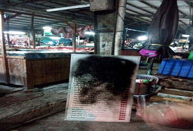 bang-hieu-bi-xit-son-den Bảng hiệu bị xịt sơn đen