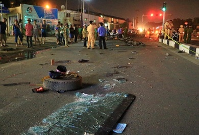 banh-va-kinh-xe-khach-vang-xuong-duong Bánh và kính xe khách văng xuống đường