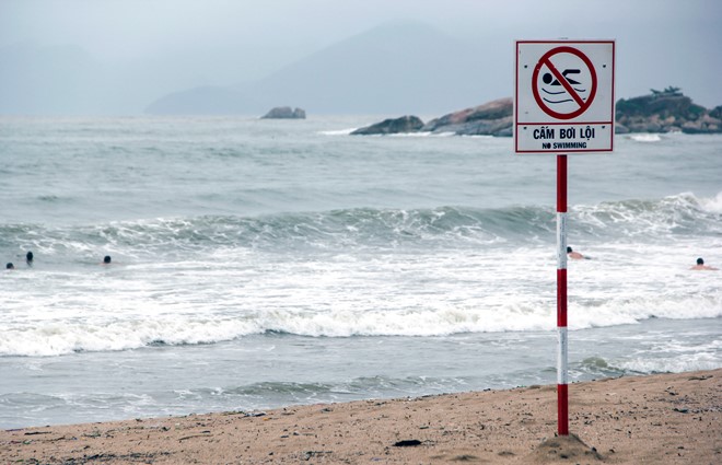 bien-cam-boi-loi Mặc dù có biển cấm bơi lội, nhưng nhiều người vẫn bất chấp xuống tắm