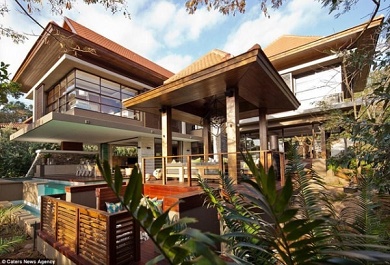 biet-thu-nam-o-thi-tran-balli-to-nam-phi 3. Biệt thự nằm ở thị trấn Ballito, Nam Phi có giá 28 triệu rand Nam Phi (tương đương 49 tỷ đồng). Biệt thự có 4 phòng ngủ, một rạp chiếu phim cỡ nhỏ, những hồ nước nhân tạo và một bể bơi lớn