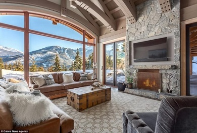 biet-thu-nam-o-thi-tran-whistler-canada 7. Biệt thự nằm ở thị trấn Whistler, Canada có giá 19.950.000 USD (453 tỷ đồng) trải ra trên diện tích 5,5 mẫu đất. Diện tích không gian ngoài trời của biệt thự rất rộng lớn, bao gồm bể bơi nước nóng. Góc nhìn của căn biệt thự được cho là đẹp “có một không hai”