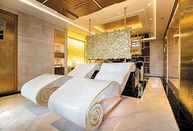 cabin-cao-cap-du-thuyen-xa-xi Tại các cabin hạng cao cấp nhất thậm chí còn được bố trí cả đàn piano, quầy bar, bể tắm sục và các món đồ nội thất được dát vàng.