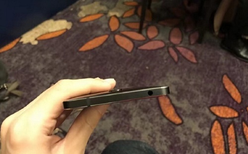 cac-canh-than-may-duoc-thiet-ke-phang-va-mot-vat-ke-tao-diem-nhan Các cạnh thân máy được thiết kế phẳng và một vạch kẻ tạo điểm nhấn