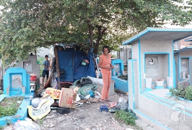 cach-nhung-tan-lua-vai-buoc-la-mot-can-choi-rach-buom-xup-xe-hai-ben-la-hai-huyet-ma-to-lon Cách những tàn lửa vài bước là một căn chòi rách bươm, xụp xệ, hai bên là hai huyệt mã to lớn. "Ngôi nhà" ấy được hai mẹ con dựng lên đã gần 10 năm. Nhưng tính luôn chuỗi ngày phải tha phương cầu thực ở nơi âm khí ngất trời lại là cả khoảng thời gian đằng đẵng