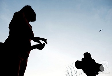 cau-chuyen-cua-toi-voi-nguoi-dan-ba-ket-thuc-khi-troi-cung-nha-nhem-toi Câu chuyện của tôi với người đàn bà kết thúc khi trời cũng nhá nhem tối. Tiếng máy bay vừa cất cánh từ đâu vang vọng đến. Cô Thủy đứng cạnh một ngôi mộ, ngước mặt lên nhìn, cố dõi theo vật thể nhỏ xíu trên đầu đang từ từ mất hút. Có lẽ, trong đầu cô là mớ tương lai mông lung, vô định của mấy mẹ con