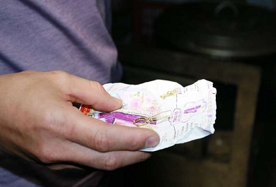 chiec-bong-tai-vang-cua-nan-nhan-duoc-tim-thay-tai-nha-nghi-can Chiếc bông tai vàng của nạn nhân được tìm thấy tại nhà nghi can