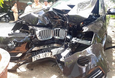 chiec-xe-bmw-do-ong-nguyen-thanh-chinh-dieu-khien-bep-dum-sau-khi-dam-vao-goc-cay Chiếc xe BMW do ông Nguyễn Thành Chính điều khiển bẹp dúm sau khi đâm vào gốc cây