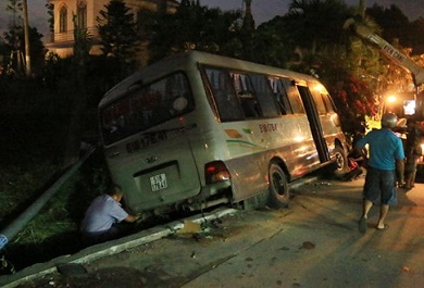 chiec-xe-khach-lao-xuong-ranh-thoat-nuoc Chiếc xe khách lao xuống rãnh thoát nước