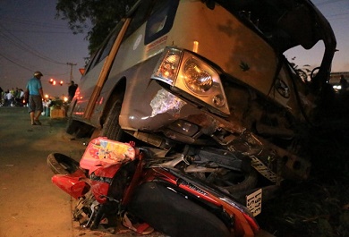 chiec-xe-may-van-con-dinh-chat-vao-dau-xe-khach. Chiếc xe máy vẫn còn dính chặt vào đầu xe khách