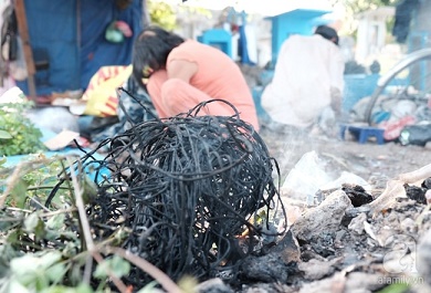 co-thuy-cho-biet-cong-viec-mua-sinh-hien-tai-cua-hai-me-con-la-di-nhat-ve-chai-vao-moi-dem Cô Thủy cho biết, công việc mưu sinh hiện tại của hai mẹ con là đi nhặt ve chai vào mỗi đêm. Hôm nào nhặt khá thì được khoảng 100.000 đồng, có hôm chỉ vài chục ngàn. Với những loại ve chai có kim loại bên trong, hai mẹ con mang về để đốt lấy lõi bán
