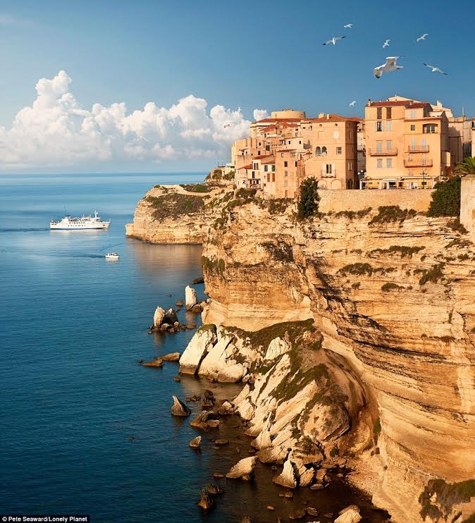 corsia Bạn có thể tránh được cảnh đông đúc khi đến bãi biển hoang sơ đầy nắng ở Corsia.