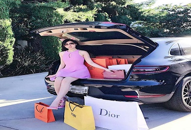 cuoc-song-co-nang-gan-lien-voi-sieu-xe-va-hang-hieu Cuộc sống cô nàng gắn liền với siêu xe và hàng hiệu