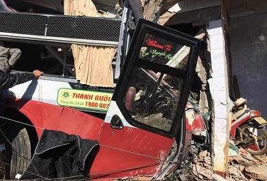 dau-xe-khach-thanh-buoi-nat-bet-sau-cu-va-cham Đầu xe khách Thành Bưởi nát bét sau cú va chạm