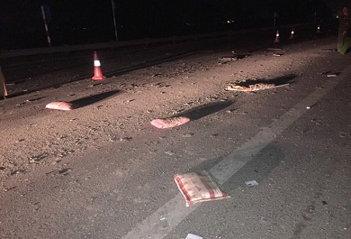 do-dac-vang-xa-sau-vu-no Đồ đạc văng xa sau vụ nổ