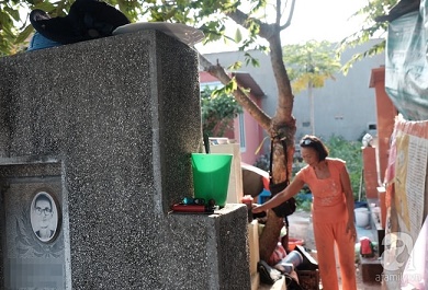 hon-nua-doi-nguoi-lenh-denh-la-ngan-ay-nam-co-thuy-song-kiep-ke-can-nguoi-da-khuat Hơn nửa đời người lênh đênh là ngần ấy năm, cô Thủy sống kiếp kề cận người đã khuất. Nhưng người đàn bà cùng các con không lấy làm buồn, ngược lại, cô thấy biết ơn mảnh đất này vì đã cho mình cái ăn, tồn tại suốt bao nhiêu năm