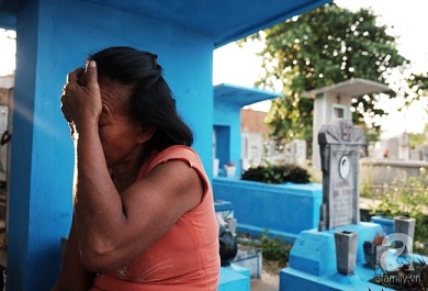 it-lau-sau-co-thuy-cay-dang-phat-hien-chong-co-nhan-tinh-moi Ít lâu sau, cô Thủy cay đắng phát hiện chồng có nhân tình mới, thường xuyên bỏ đi biền biệt. Chán nản chuyện gia đình, người đàn bà lầm lũi dẫn ba đứa con thơ thất thều bỏ nhà đi khắp nơi kiếm sống