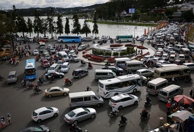 ket-xe-Da-Lat-1 Từ 8h ngày 1/2 (mùng 5 Tết), hàng chục nghìn du khách từ TP HCM, Khánh Hòa, Vũng Tàu, Đăk Lăk… cùng đổ về các khu du lịch TP Đà Lạt du xuân khiến khu vực vòng xoay Bưu Điện Đà Lạt, đường Lê Đại Hành và Trần Quốc Toản bị kẹt nhiều giờ, xe cộ phải nhích từng chút một.