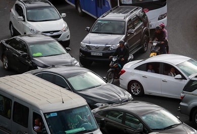 ket-xe-Da-Lat-10 Hai xe máy luồn lách qua những chiếc xe hơi để vào chợ Đà Lạt mua sắm.