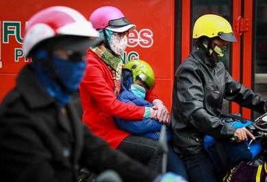 ket-xe-Da-Lat-11 Vẻ mệt mỏi của một em nhỏ cùng gia đình đi du lịch trong dòng xe kẹt cứng.