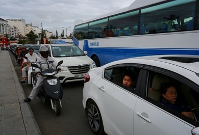 ket-xe-Da-Lat-2 "Thường ngày, các tuyến đường ven hồ ít khi kẹt. Chỉ có 2-3 hôm nay, khách từ các tỉnh lên nhiều nên đường tắc từ sáng đến tối", anh Trần Xuân Minh, xe ôm ven bờ Hồ Xuân Hương, cho biết.