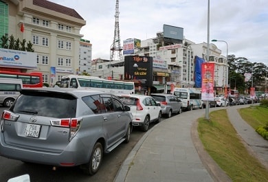 ket-xe-Da-Lat-3 Dòng ôtô nối dài trên đường Lê Đại Hành.