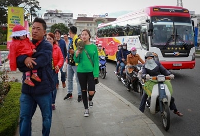 ket-xe-Da-Lat-4 Kẹt xe, du khách phải cuốc bộ trên vỉa hè ven hồ Xuân Hương.