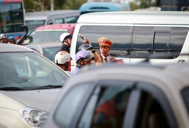 ket-xe-Da-Lat-5 Ngay khi xảy ra ùn tắc, bốn cảnh sát giao thông đã có mặt để điều tiết giao thông trên các tuyến đường ven hồ Xuân Hương. "Ba ngày nay, chúng tôi phải điều tiết giao thông hầu như cả ngày, do lượng du khách và xe cộ đổ về thành phố ngày càng đông", một cảnh sát giao thông nói.