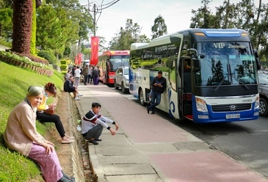 ket-xe-Da-Lat-6 Du khách ngồi nghỉ ngơi ven đường Trần Quốc Toản để chờ xe bớt tắc nghẽn rồi tiếp tục khởi hành du xuân. "Tui không nghĩ đường Đà Lạt năm nay kẹt dữ vậy", bà Hai, du khách đến từ An Giang, chia sẻ.